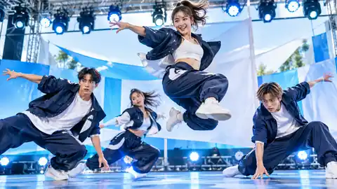 ステージで踊るダンスチーム