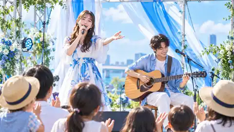 屋外で歌うシンガーとギター演奏
