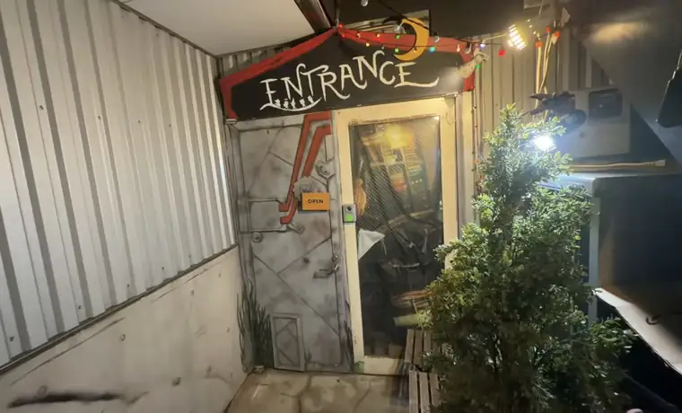 フォレストノートの入口 ENTRANCEの看板と木の扉