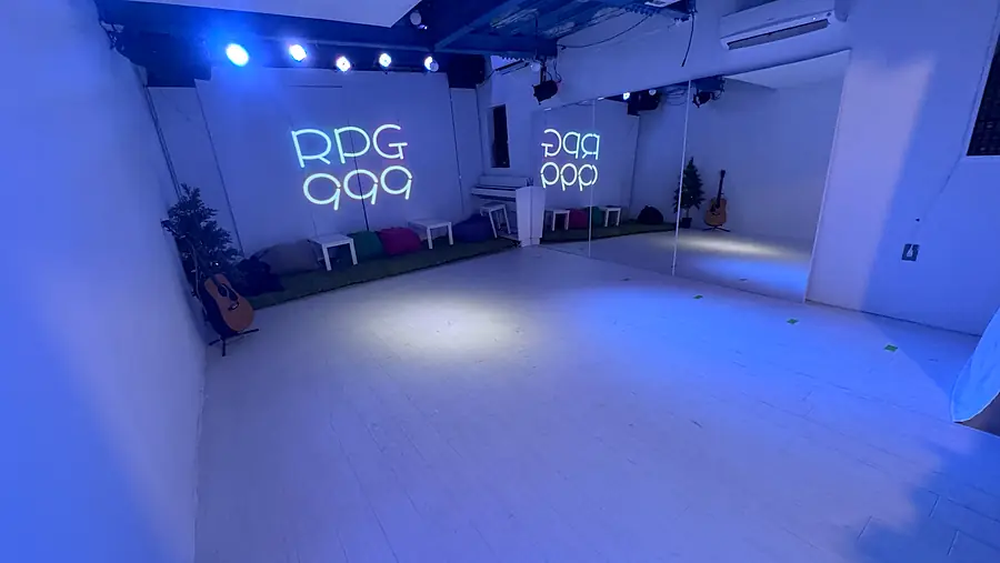 青い照明のダンススタジオ