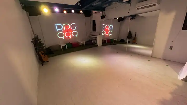 レッスンスタジオ（鏡と照明）
