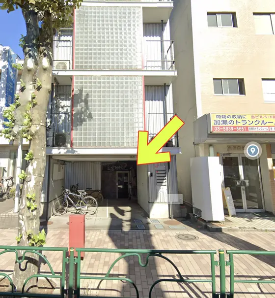 建物の外観（矢印の場所が入口）
