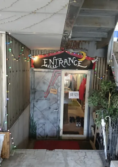 スタジオ入口（ENTRANCE の看板）