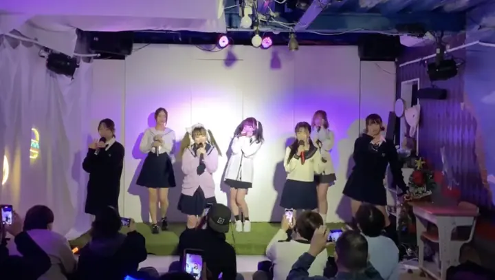 Kawaiiスタジオのステージで行われたミニライブ