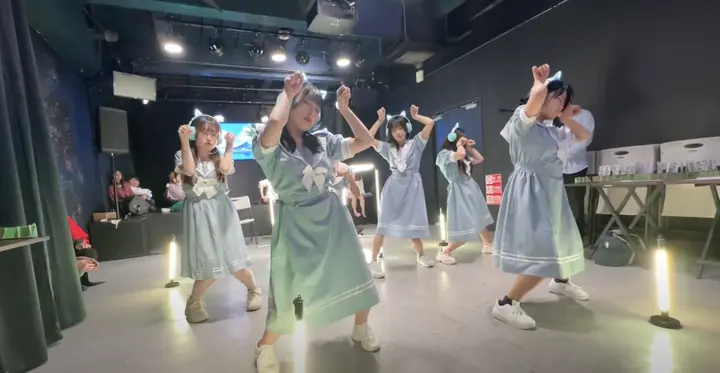 スタジオでダンスレッスンを受けるアイドル