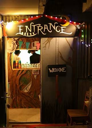 ENTRANCEの看板とWELCOMEの黒板
