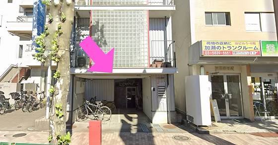 建物の外観。矢印の通路の奥が入口
