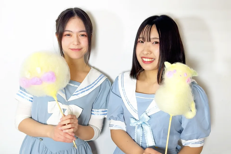 わたあめを持つわたあめアートMOMOのメンバー2人
