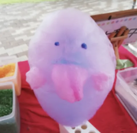 紫色の生き物の形のわたあめ